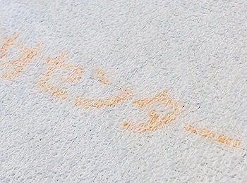 オレンジ色で印刷した捺染タオル